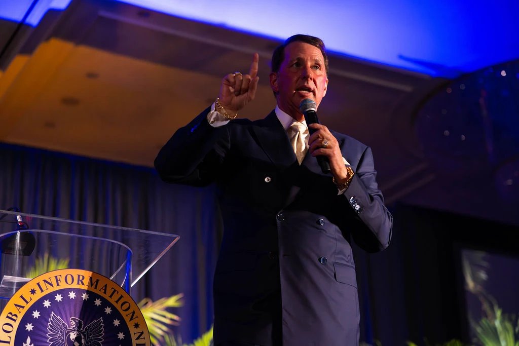 Kevin Trudeau speaking on stage